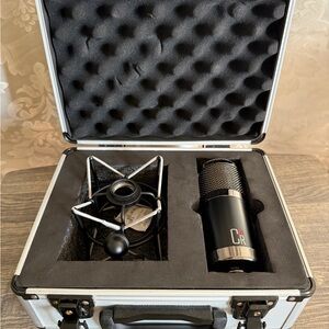 MXL CR89 Premium Low Noise
Condenser Microphone